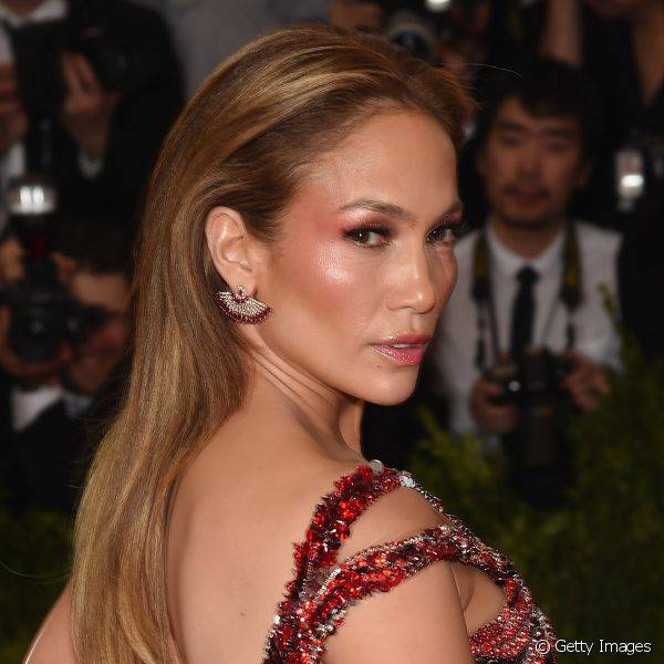 Jennifer Lopez apostou na make monocromática com tons avermelhados nos olhos, lábios e maçãs do rosto